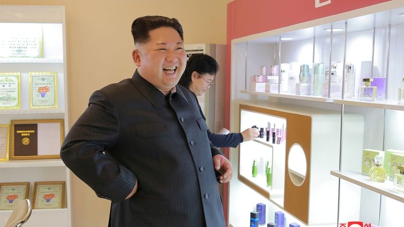 Kim Čong-un na návštěvě kosmetického závodu