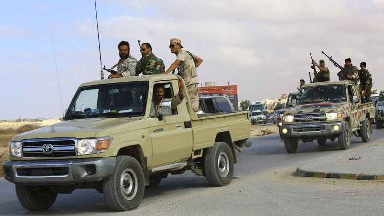 Válkou rozvrácená Libye má být předpolím Islámského státu pro útoky v Evropě. Na snímku jsou příslušníci milice v Benghází.