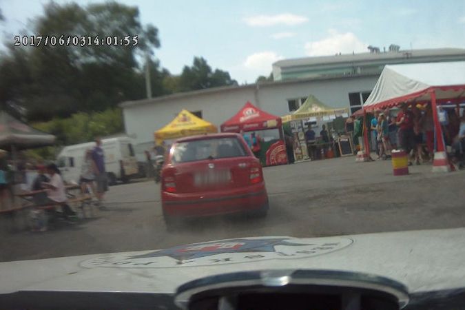 BEZ KOMENTÁŘE: Řidič ujíždějící před strážníky vjel i na místo, kde byly pivní slavnosti