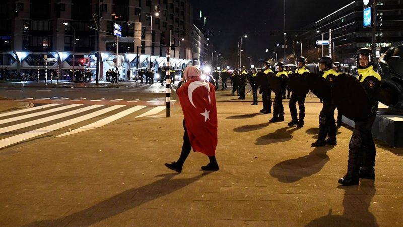 Demonstrant s tureckou vlajkou poblíž tureckého konzulátu v Rotterdamu