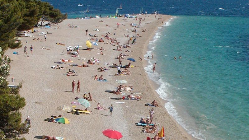 Vítkovice Tours se specializují na Chorvatsko. Na fotce pláž Bol na ostrově Brač