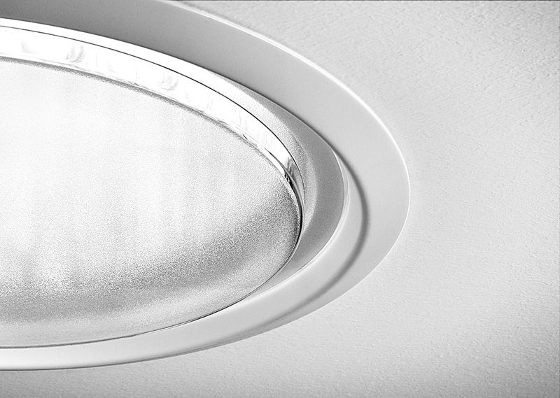 Elegantní difuzor světlovodu v designu EdgeGlow s čirým pásem skla na boční straně poskytuje lepší rozptýlení denního světla.