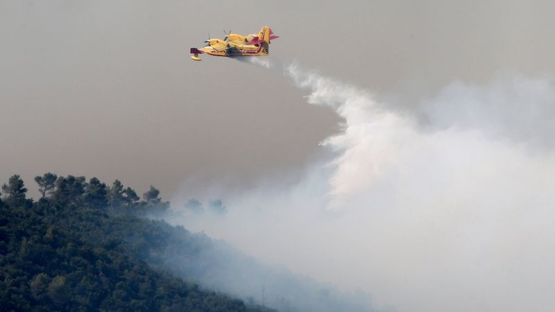 Vodní bombardér hasí požár lesa u Seillonsu 