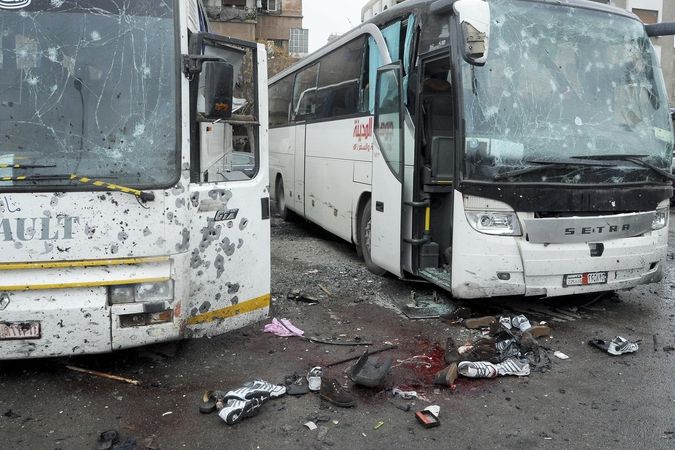 Následky jednoho ze sebevražedných útoků v Damašku z předchozích dní.