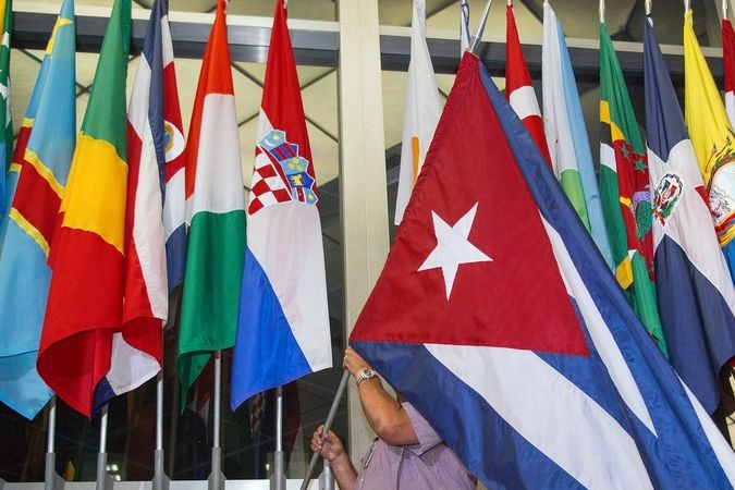 Před budovou amerického ministerstva zahraničí ve Washingtonu byla v pondělí vztyčena kubánská vlajka.
