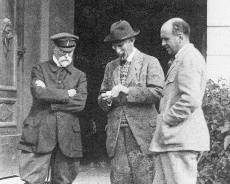V rozpravě s vyslancem Velké Británie Georgem Clerkem a Janem Masarykem v roce 1925