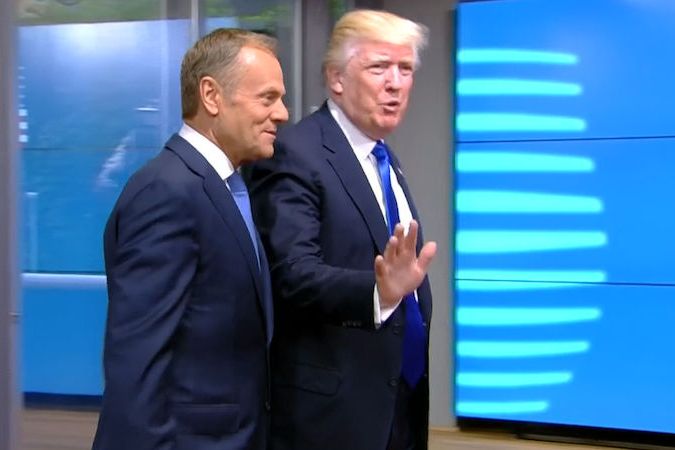 BEZ KOMENTÁŘE: Donald Tusk přivítal v Bruselu Donalda Trumpa