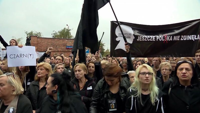 Polské ženy na demonstraci proti zákazu interrupcí 