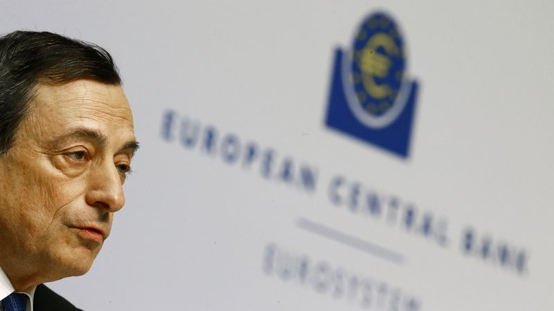 Šéf ECB Mario Draghi na tiskové konferenci představuje program kvantitativního uvolňování.