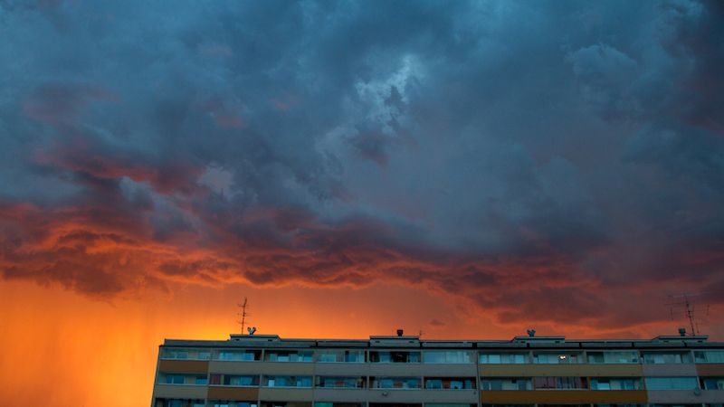 Výstraha platí jen pro Plzeňský kraj, ale těžké mraky se v neděli objevily i nad Prahou