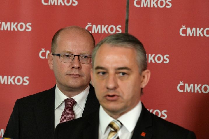 Premiér Bohuslav Sobotka (vlevo) a předseda Českomoravské konfederace odborových svazů (ČMKOS) Josef Středula