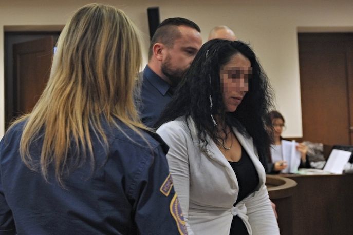 Žena, obžalovaná z vraždy novorozence, u krajského soudu v Hradci Králové.