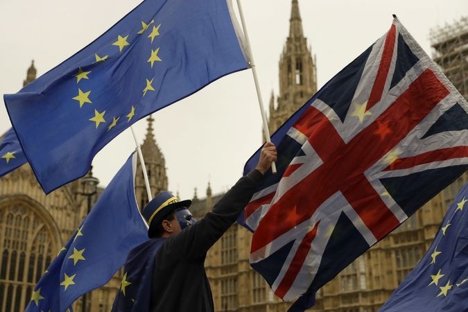 Příznivci setrvání v EU demonstrují před budovou parlamentu v Londýně