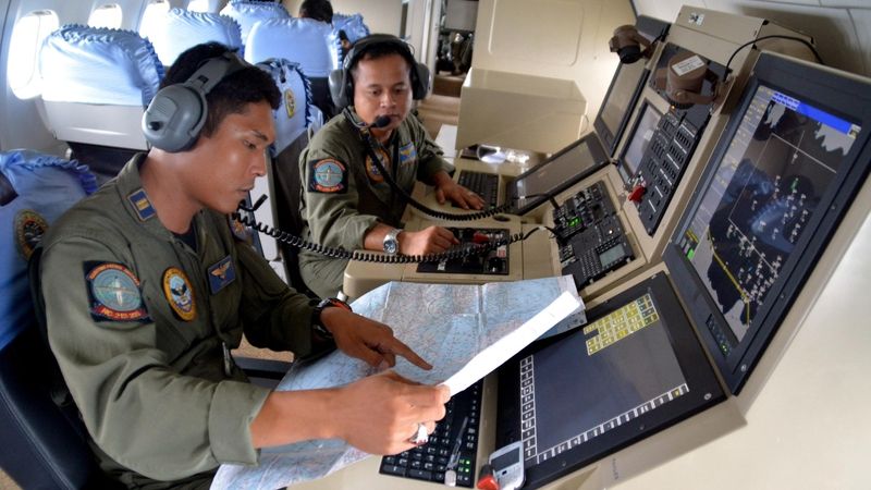 Příslušníci indonéského námořnictva se podílejí na pátrání po ztraceném airbusu společnosti AirAsia.