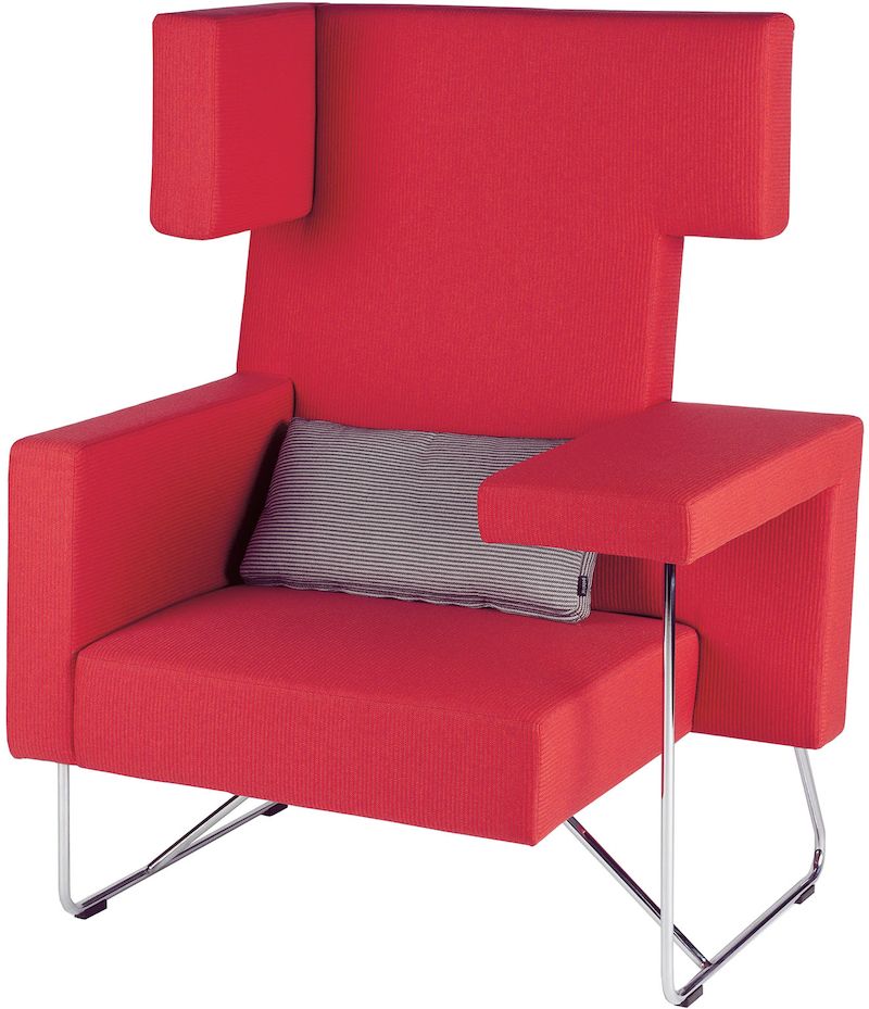 Pohodlný Snug Chair je výstavní kubistický ušák s odkládací plochou v designu prof. ak. arch. Jiřího Pelcla. Rozměry 85 x 100 x 125 cm. Cena okolo 31 448 Kč