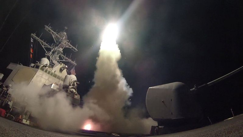 Odpálení střely s plochou dráhou letu z torpédoborce USS Porter při loňském útoku na Sýrii  