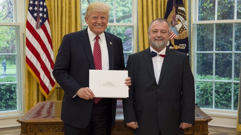 Český velvyslanec Hynek Kmoníček (vpravo) předal americkému prezidentovi Donaldu Trumpovi pověřovací listiny.  