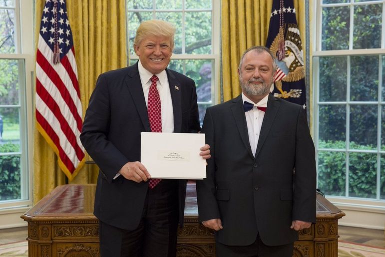 Český velvyslanec Hynek Kmoníček (vpravo) předal americkému prezidentovi Donaldu Trumpovi pověřovací listiny.  