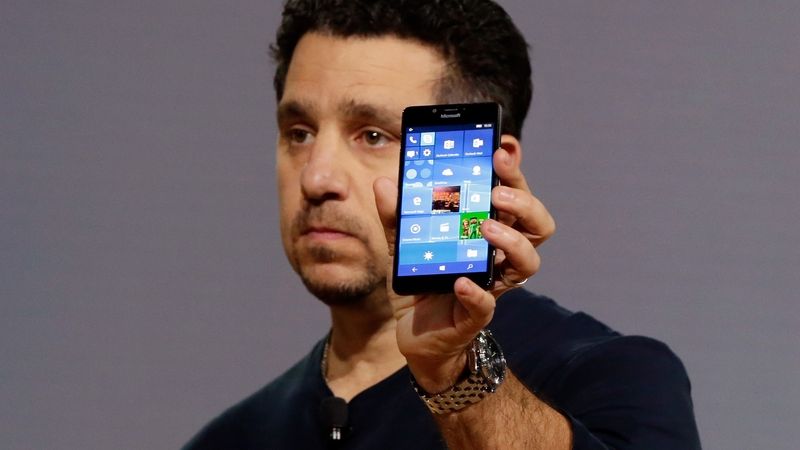 Viceprezident Microsoftu Panos Panay ukazuje Novou Lumii 950 