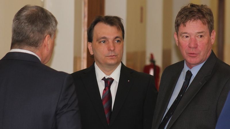 Jeden z obžalovaných, podnikatel Radomír Prus (uprostřed) při debatě s advokáty.