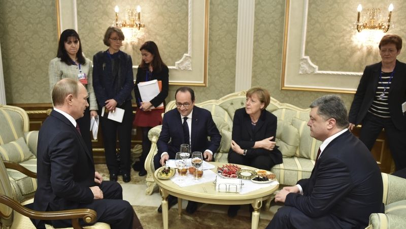 Ruský prezident Vladimir Putin (vlevo), ukrajinský prezident Petro Porošenko (vpravo), německá kancléřka Angela Merkelová a francouzský prezident Francois Hollande před zahájením summitu v Minsku