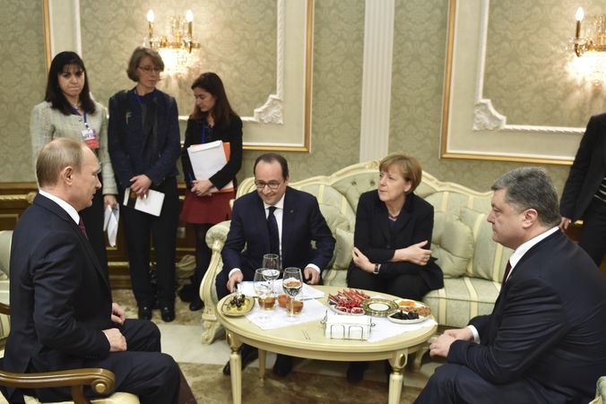 Ruský prezident Vladimir Putin (vlevo), ukrajinský prezident Petro Porošenko (vpravo), německá kancléřka Angela Merkelová a francouzský prezident Francois Hollande před zahájením summitu v Minsku