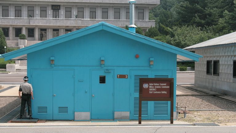 Zasedací místnost  Vojenské komise pro příměří v Pchanmundžomu v Demilitarizované zóně mezi Korejemi 