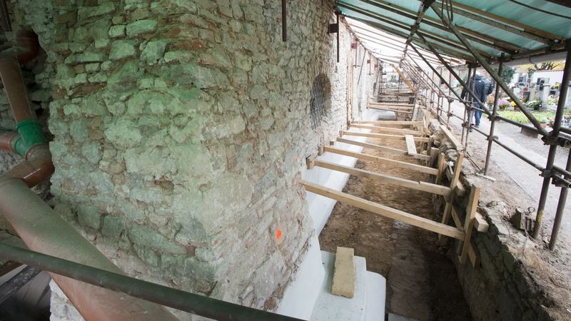 Římskokatolická farnost Kutná Hora - Sedlec opravuje kostel Všech Svatých s kostnicí a provádí při té příležitosti záchranný archeologický průzkum.