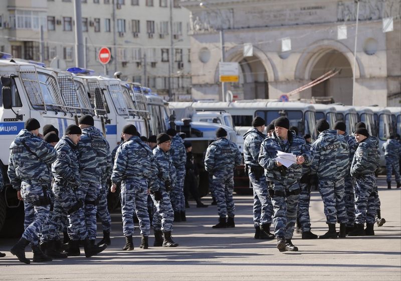 Policisté hlídkující u protestních akcí v Moskvě
