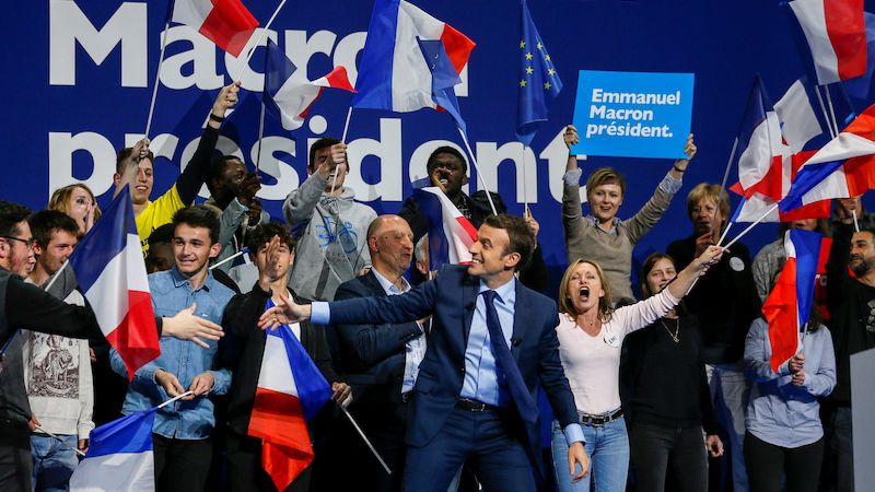 Mírným favoritem voleb je centrista Emmanuel Macron.