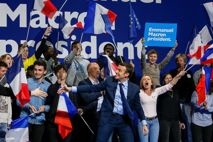 Mírným favoritem voleb je centrista Emmanuel Macron