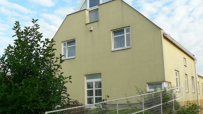 Pohled na polovinu rodinného domu v Dolních Břežanech (okres Praha – západ). Ani zde se nejedná o dvojdům, ale o rodinný dům s dvěma bytovými jednotkami.