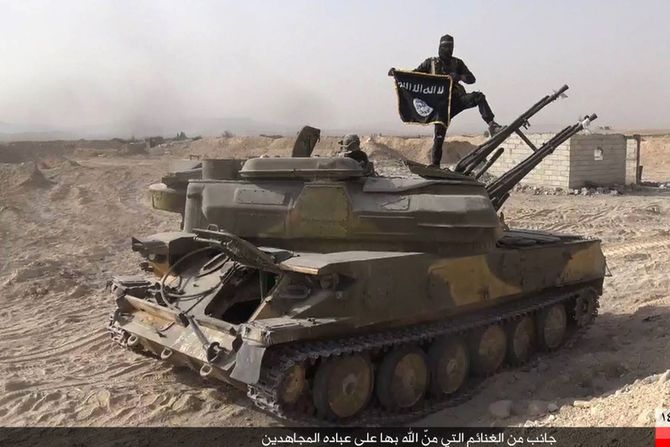 Bojovníci Islámského státu na tanku syrské armády ukořistěném u Karajtínu
