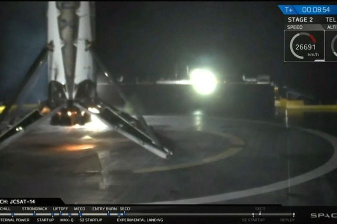 BEZ KOMENTÁŘE: SpaceX zopakoval úspěšné přistání nosné rakety na mořské plošině