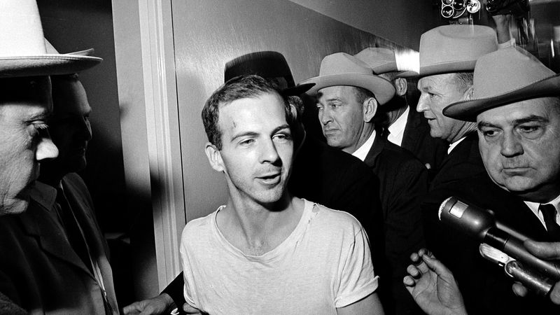 Lee Harvey Oswald, zadržený v souvislosti s Kennedyho vraždou, 23. listopadu 1963 v Dalasu odpovídá novinářům