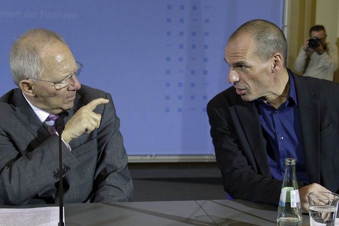 Německý ministr financí Wolfgang Schäuble (vlevo) a jeho řecký protějšek Janis Varufakis