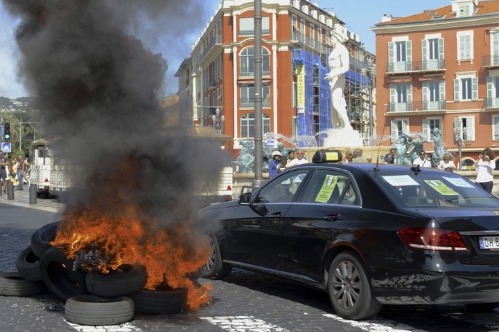 Čtvrteční protesty taxikářů proti alternativní službě Uber ve francouzské Nice.