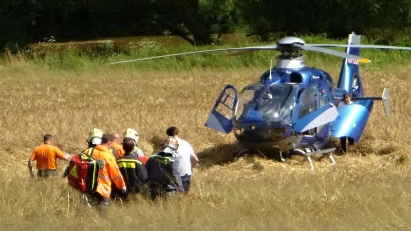 Vrtulník transportoval zraněnou ženu do pražské nemocnice Motol.