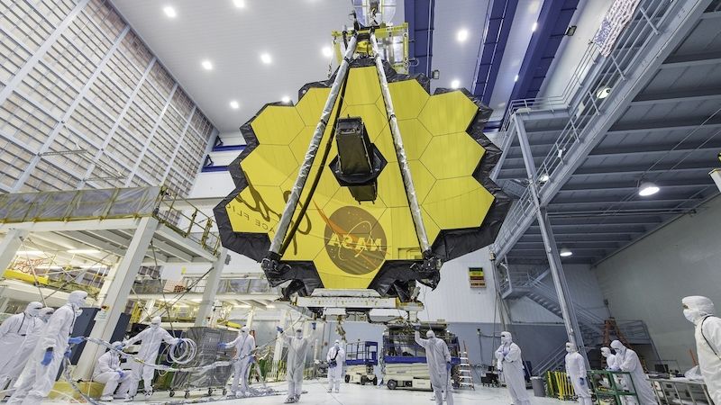 Hlavní zrcadlo vesmírného dalekohledu Jamese Webba (James Webb Space Telescope) umí měnit tvar a dokonale odrážet infračervené záření.