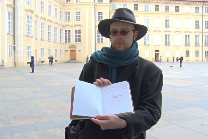 Putna přinesl Zemanovi knihu, prý aby se poučil o Rusku a Ukrajině