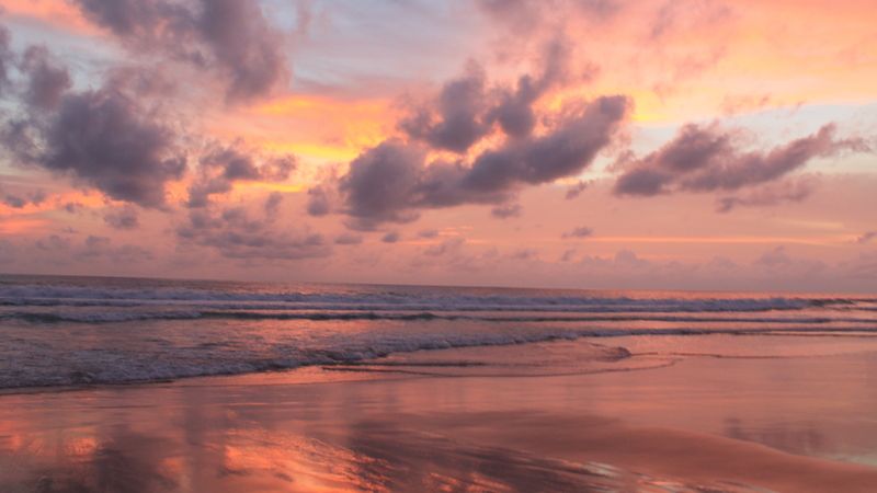 Západ slunce nad pláží Karon v Phuketu. Kýč, anebo nádhera? To necháme na vašem posouzení.
