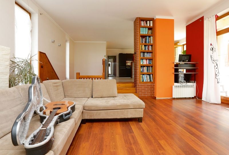 Obývací pokoj s vysokým stropem je propojen s kuchyní a jídelnou. 