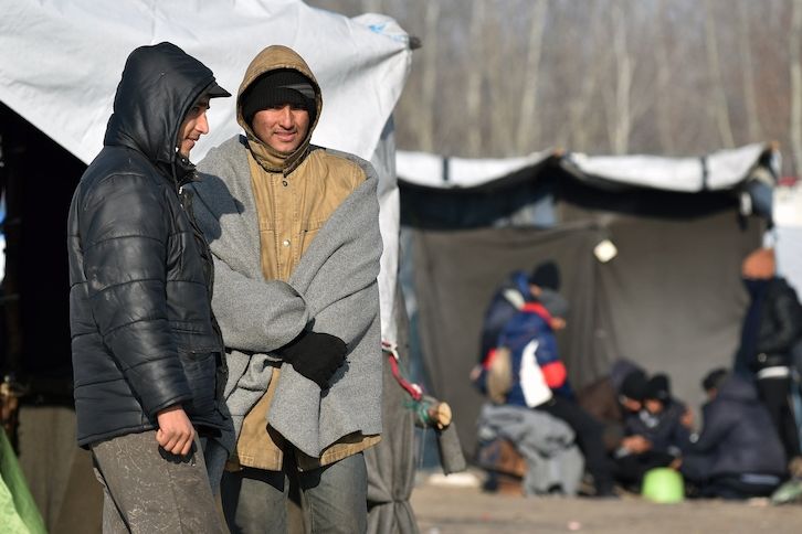 Migranti čekají u obce Horgoš na srbské straně hranice