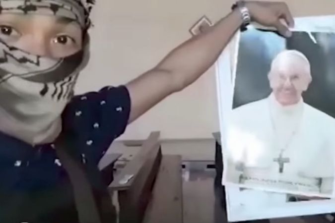 Záběr z videa, které zveřejnil IS