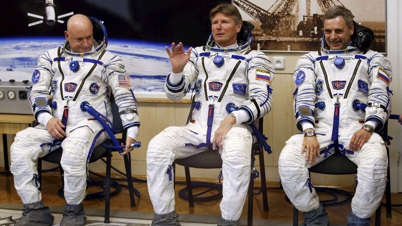 Nová posádka ISS - zleva Američan Scott Kelly a Rusové Michail Kornijenko a Gennadij Padalka