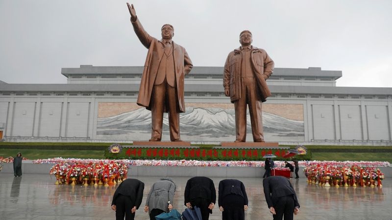 Severokorejci se v Pchjongjangu klaní sochám Kim Ir-sena a Kim Čong-ila