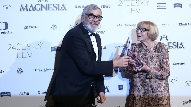 Eva Zaoralová a Jiří Bartoška (MMF Karlovy Vary) s cenou za mimořádný přínos pro českou kinematografii