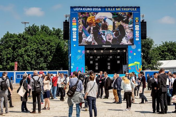 Úřady doporučují lidem, aby využívali organizované a zabezpečené fanouškové zóny s velkoplošnými obrazovkami. Na snímku je jedna taková zóna ve městě Lille.