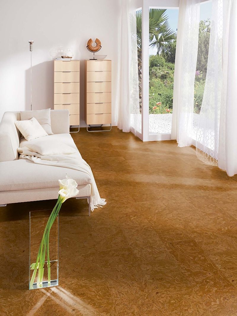 Korkovou plovoucí podlahu v třívrstvém provedení lze vybírat z různých dekorů, od krémově bílých odstínů až po tmavě hnědé tóny. Nášlapnou vrstvu tvoří 3 mm vysoce slisovaného korku. Vysokou odolnost získá korková podlaha celoplošným přelakováním. 