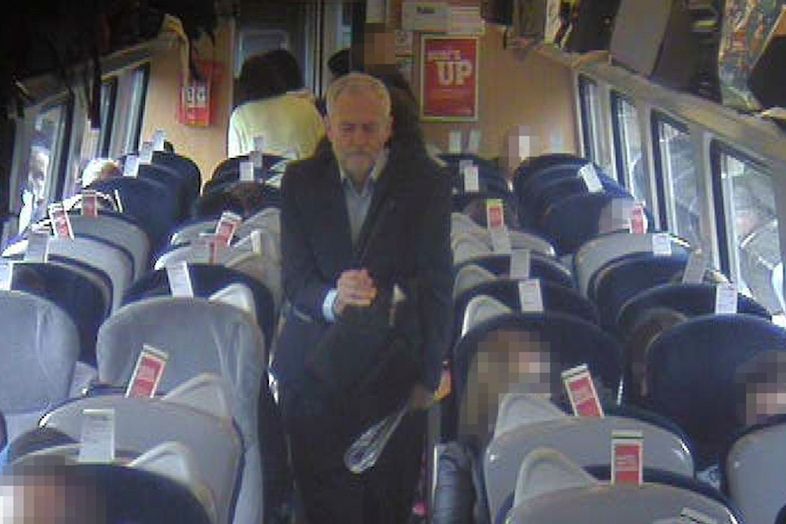 Corbyn se na snímku z bezpečnostních kamer vrací poloprázdným vagónem na své sedadlo po natočení záběrů, na kterých seděl na podlaze.